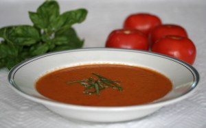 Sopa de tomate con albahaca